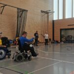 Zwei Spieler beim Boccia Spiel in Klasse BC2