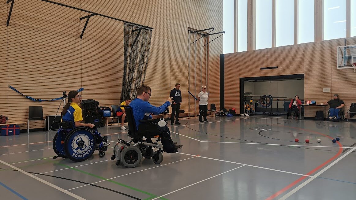 Zwei Athleten beim Boccia Spiel in Klasse BC2 bei den 19. Deutschen Boccia-Meisterschaften in Berlin 2022