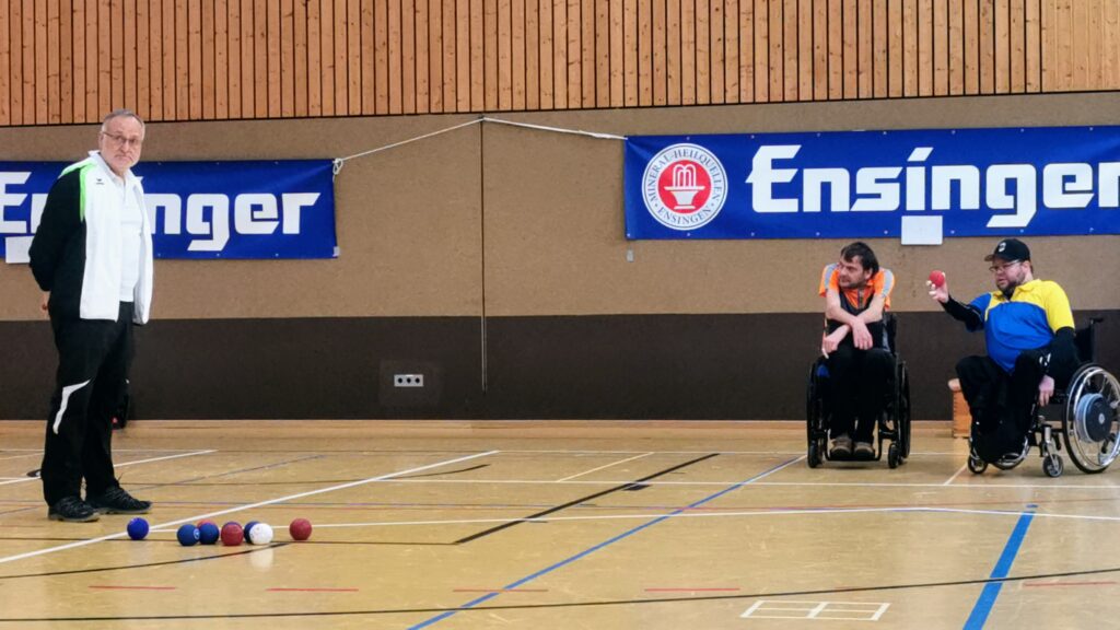 Bastian Keller (TV Markgröningen) beim Wurf im Spiel gegen Andreas Wenger (RSG Heidelberg)