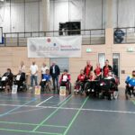 Foto der Spieler*innen auf den Podiumsplätzen der Klassen BC1 bis BC4 bei den 19. Deutschen Boccia-Meisterschaften in Düsseldorf 2023